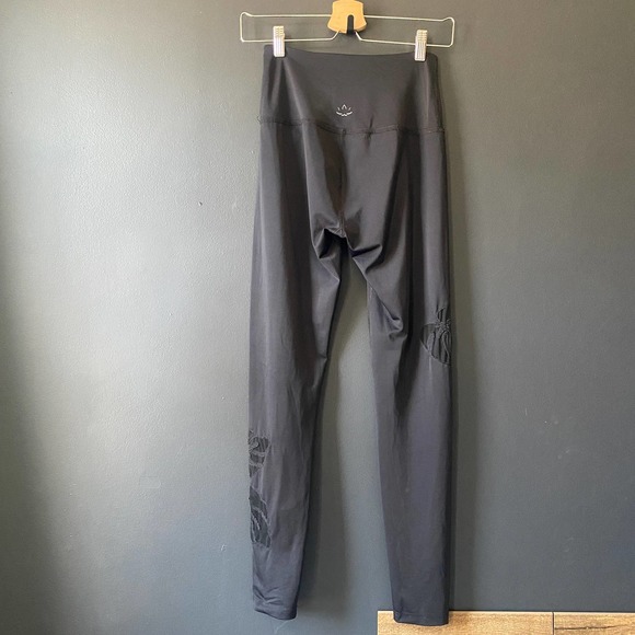 Beyond Yoga Black Mesh Flower Leggings Sz Small - Picture 4 of 8